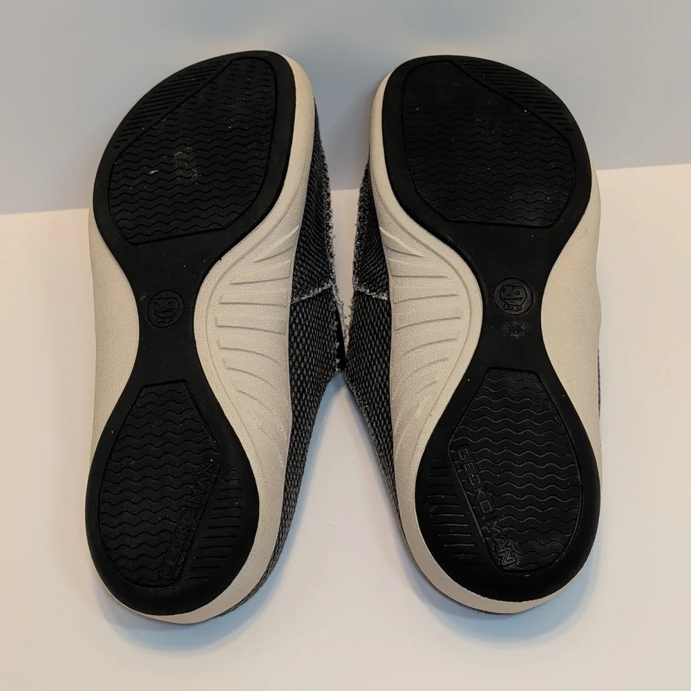 Gecko Man Slip-On Canvas Slippers Size 8